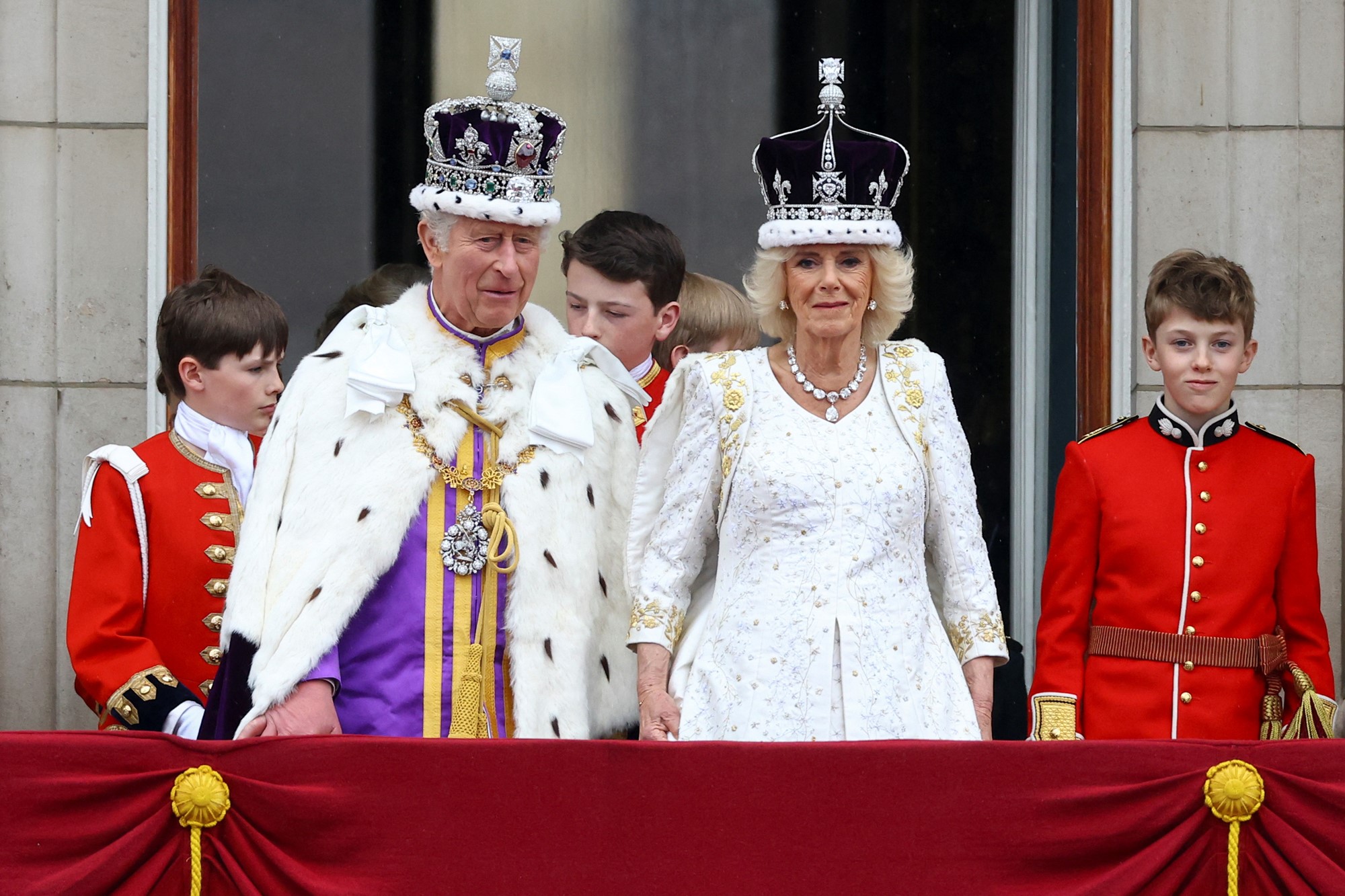Charles and Camilla return to balcony.