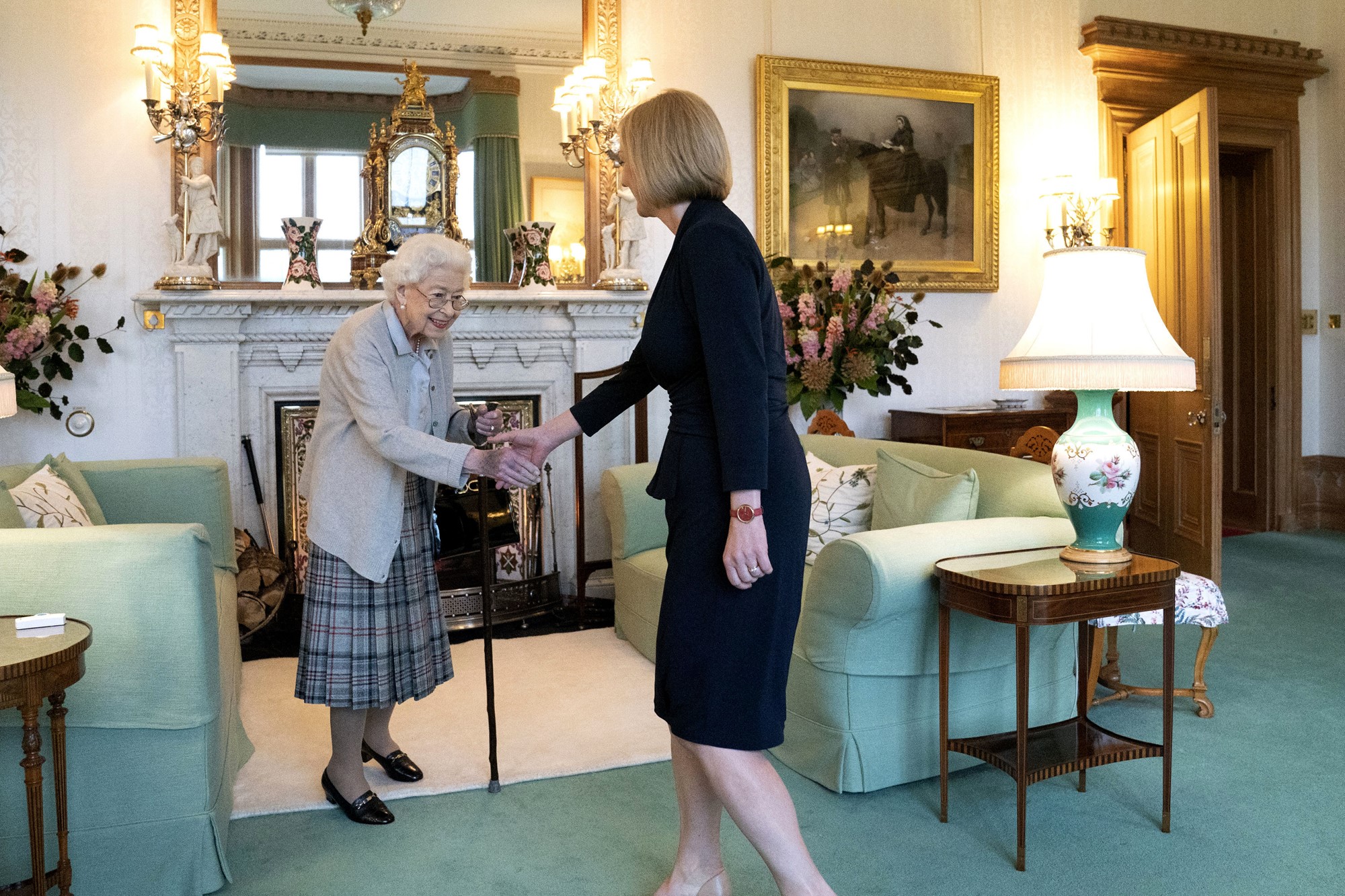 liz truss shakes hands with the queen