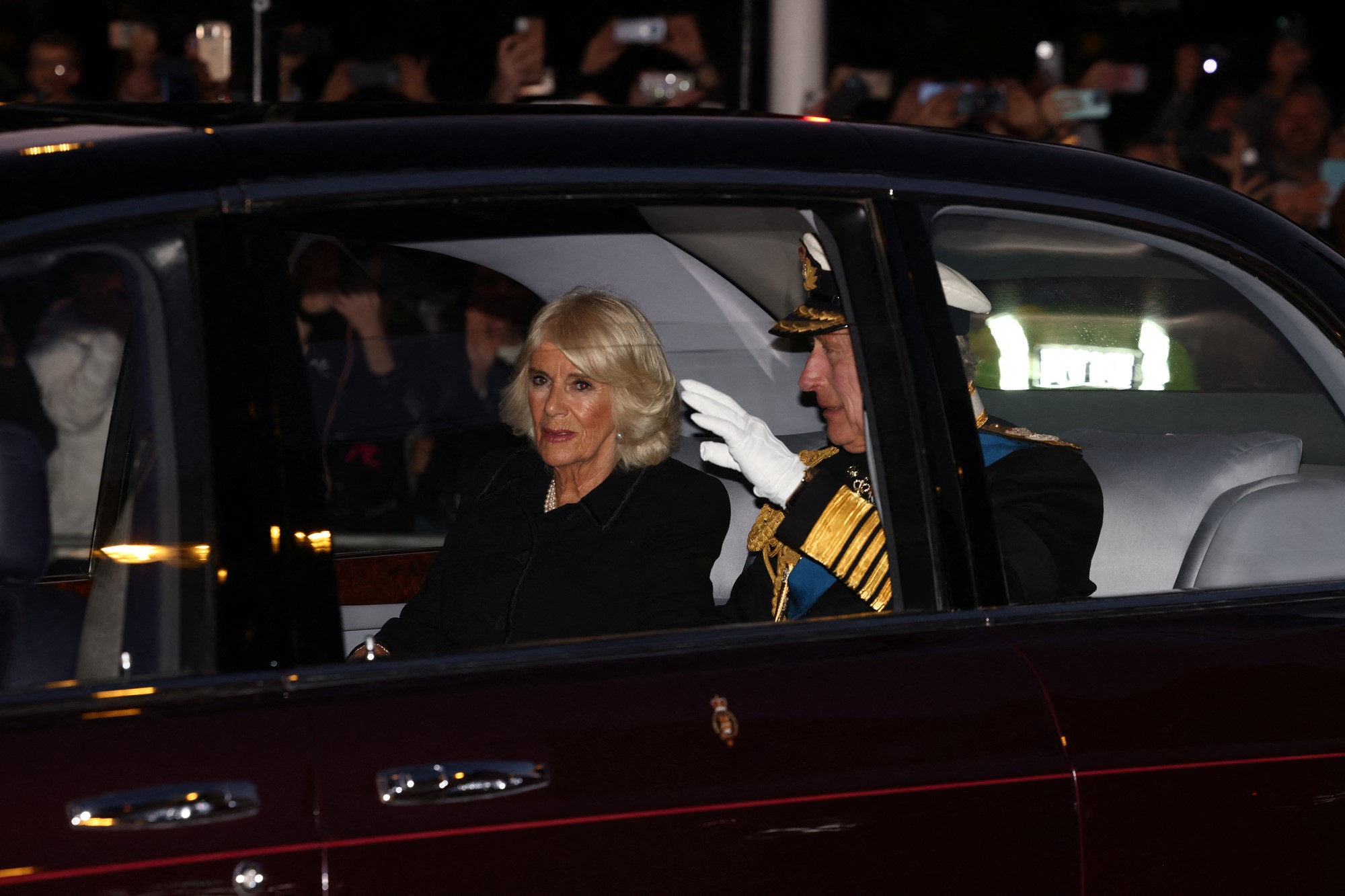 Camilla et le roi Charles à l'arrière d'une voiture noire.