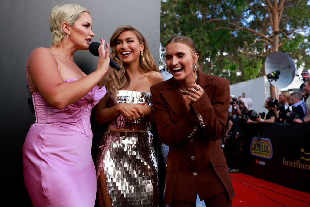 g flip and chrishell stause chat with froomes on the red carpet laughing