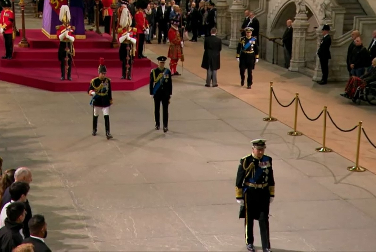 Le roi Charles, la princesse Anne, le prince Edward et le prince Andrew quittent une salle.
