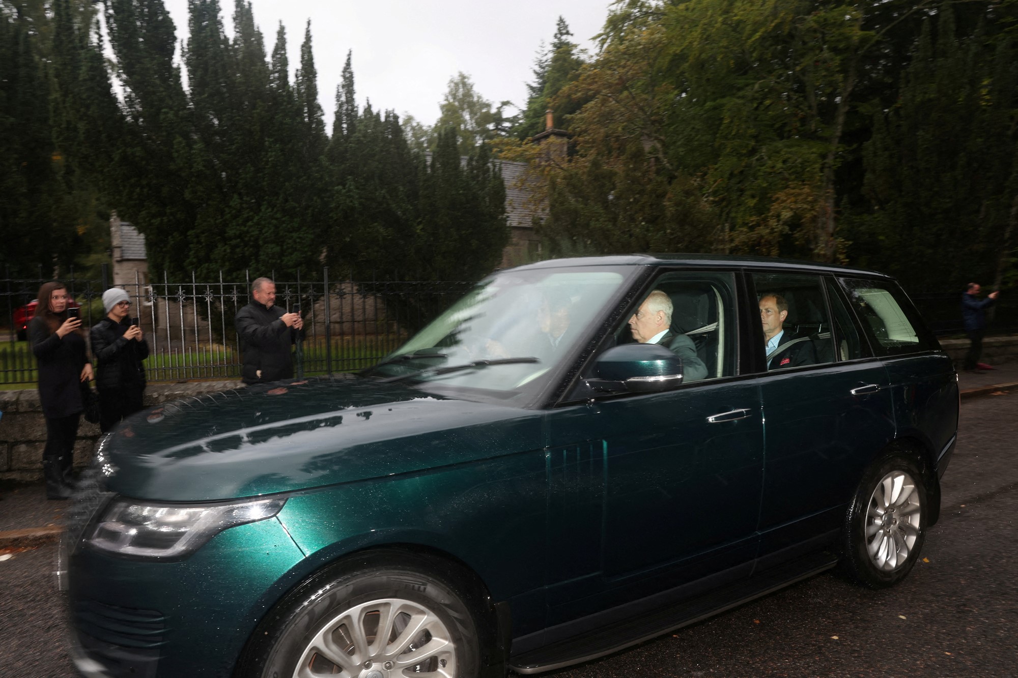 Zielony Range Rover przybywa do bram pałacu.