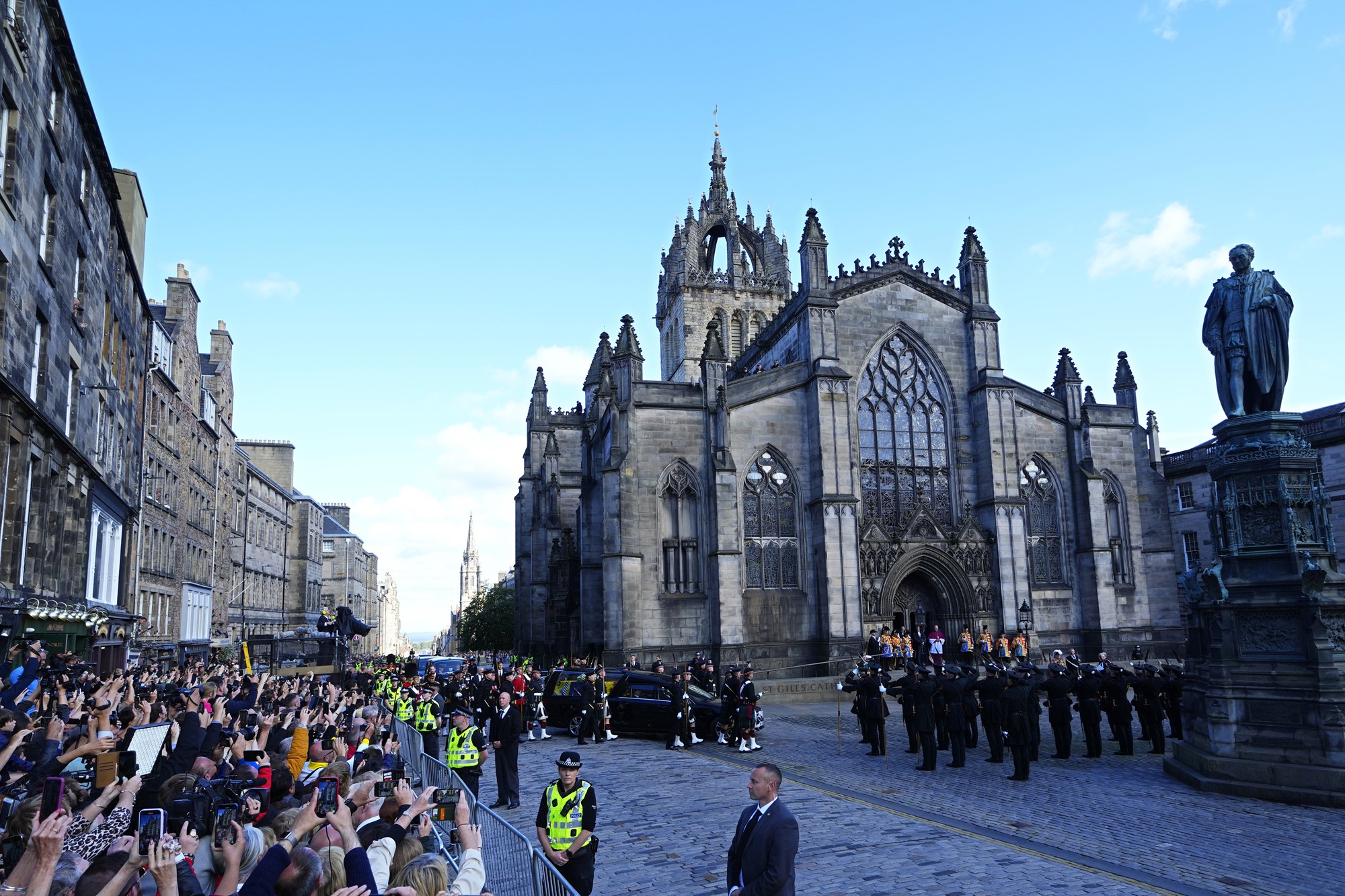 The hearse carrying Queen Elizabeth's coffin from the Palace of Holyroodhouse arrives to St Giles Cathedral