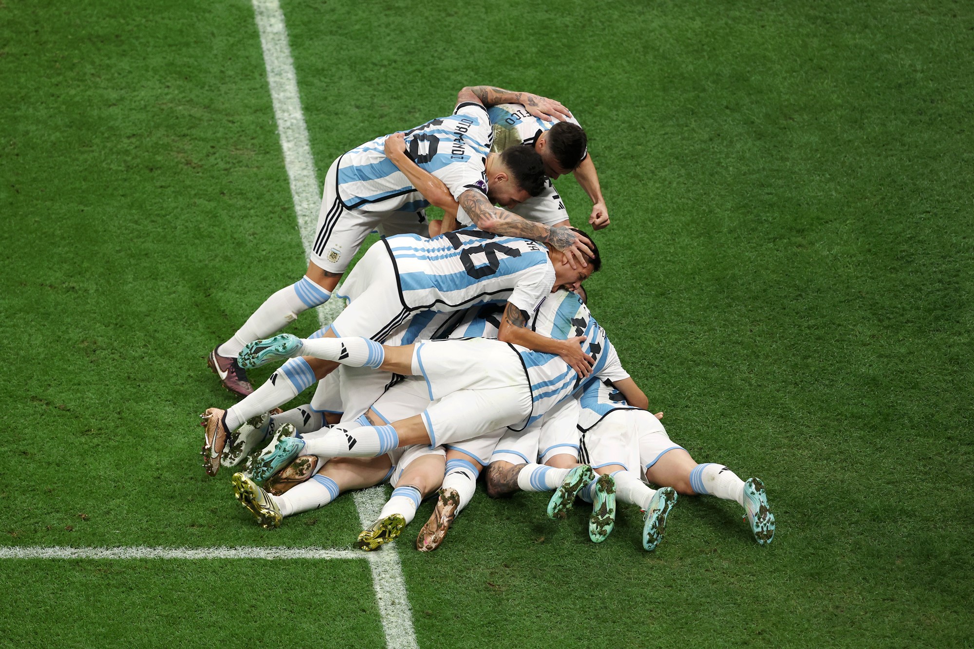 Arg players pile on in celebration