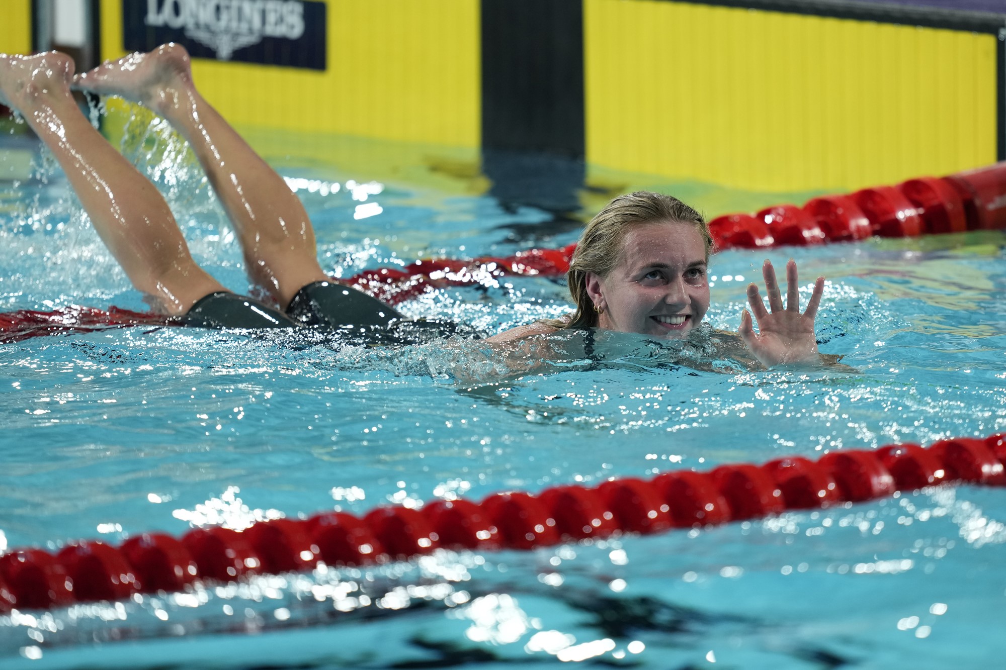Australian swimmer Ariarne Titmus swims over the lane ropes at the Commonwealth Games.