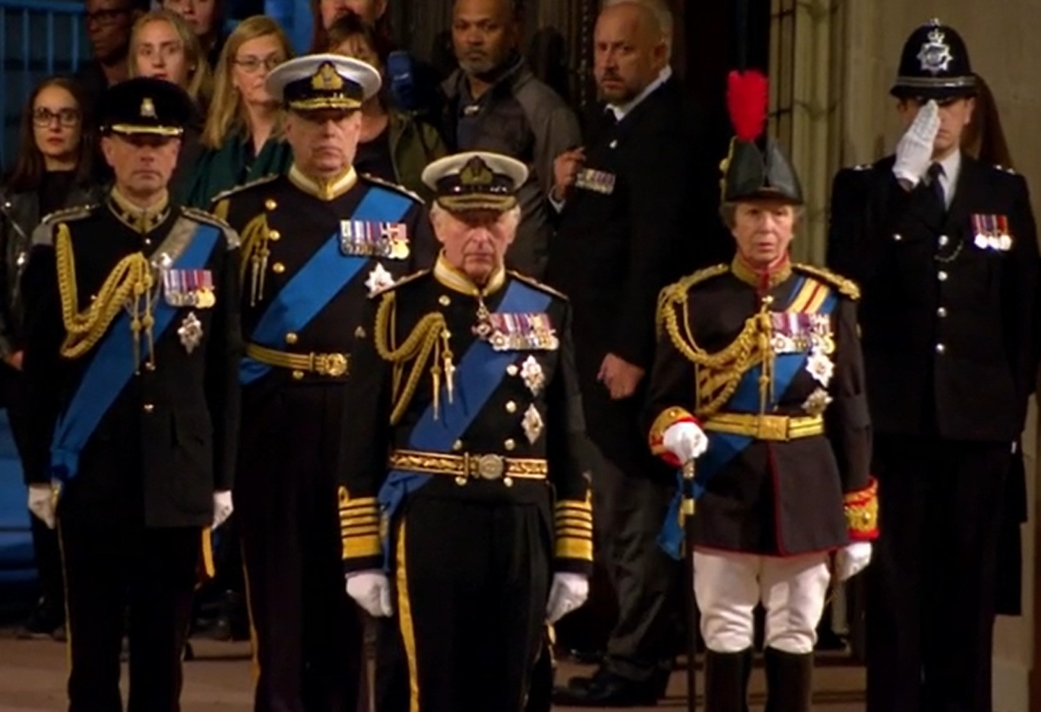 Le roi Charles, le prince Andrew, la princesse Anne et le prince Edward se tiennent en tenue militaire dans une salle.