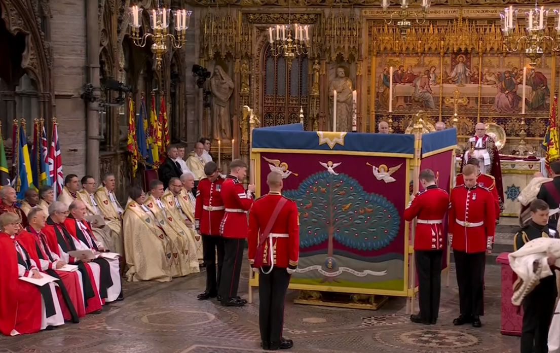 屏风竖起来了。