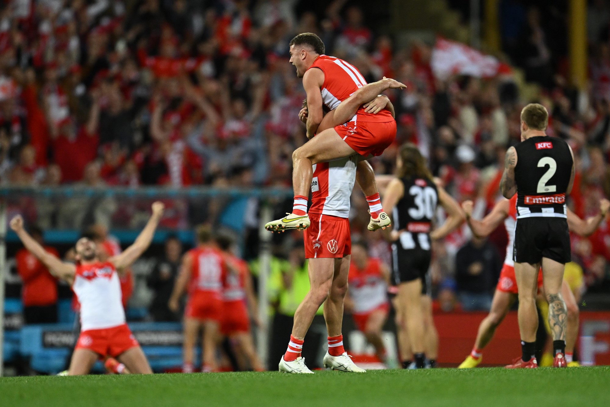 Sydney Swans beat Collingwood by one point to reach AFL grand final