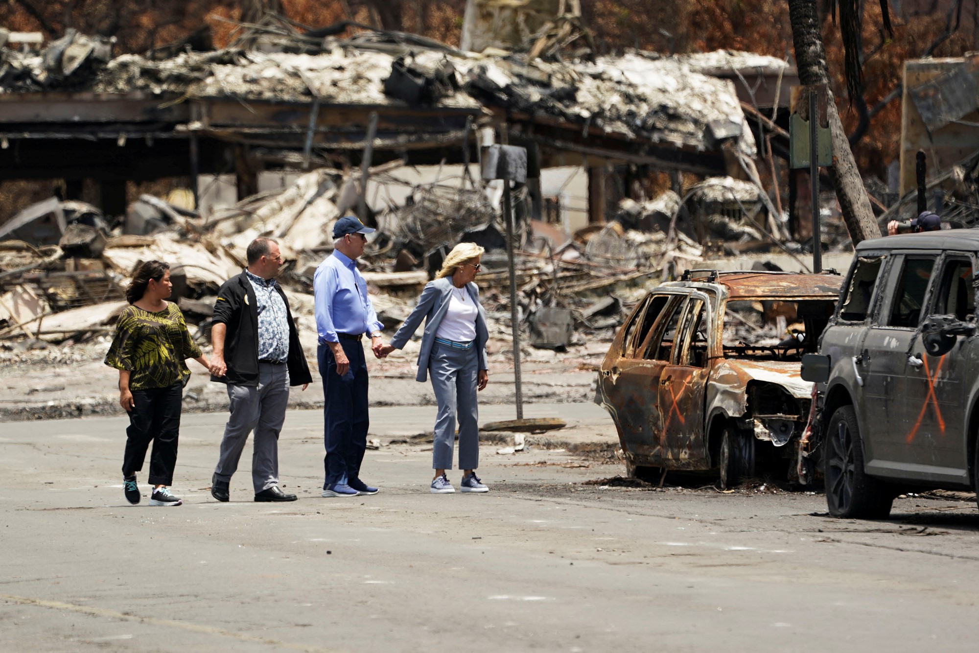 Joe, Jill BIden look at burnt out cars in Lahaina 