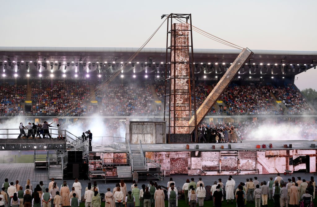 Los artistas levantan una estructura metálica en la ceremonia de clausura de los Juegos de la Commonwealth de Birmingham.
