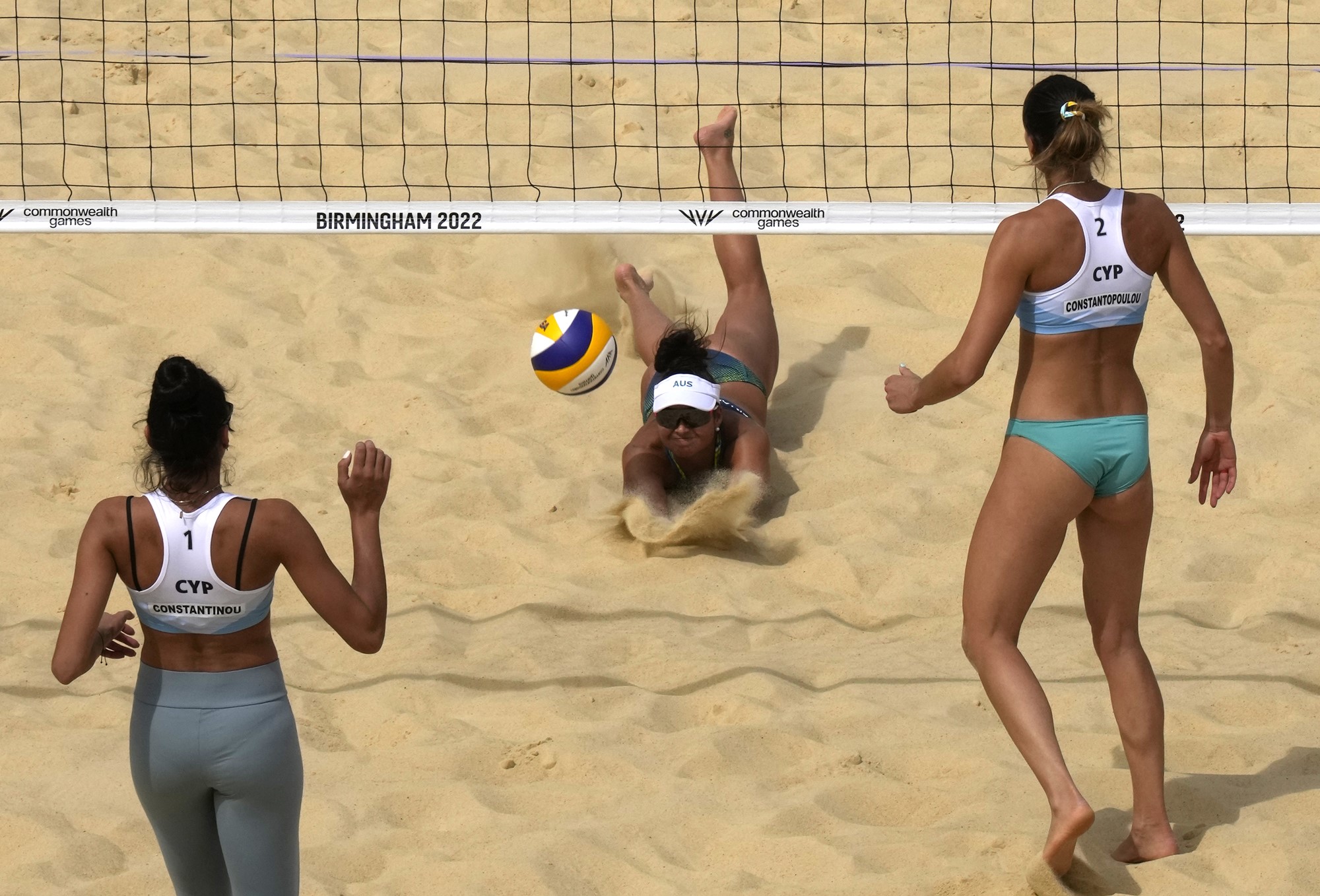 Mariafe Artacho del Solar plonge pour creuser un tout hors du sable pendant le volleyball de plage des Jeux du Commonwealth.