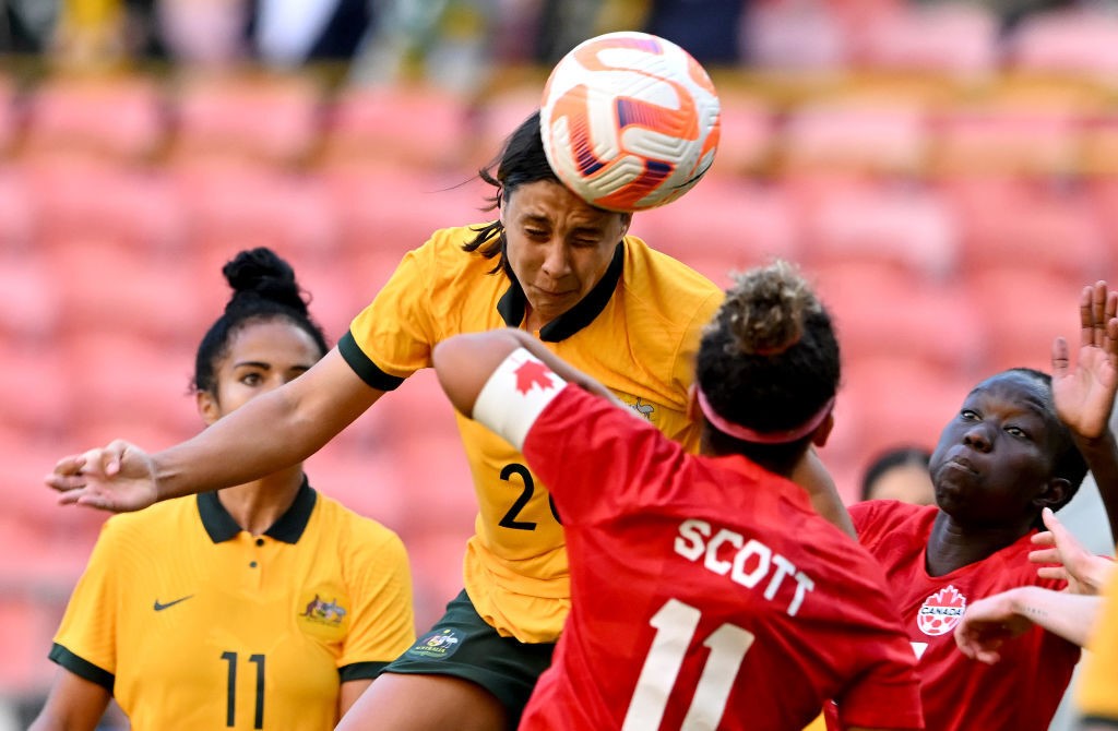 Sam Kerr heads the ball