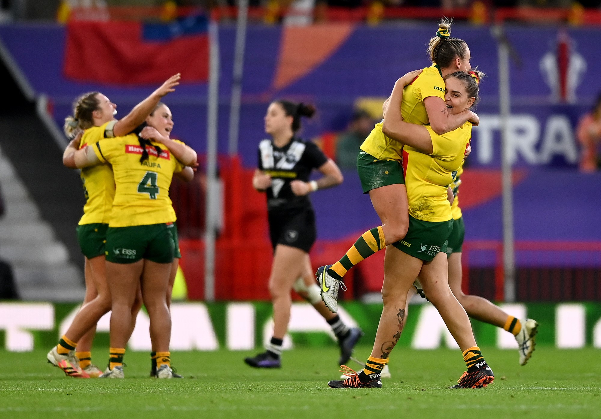 Австралийски играчи празнуват победата си над Нова Зеландия във финала на Световното първенство по ръгби.