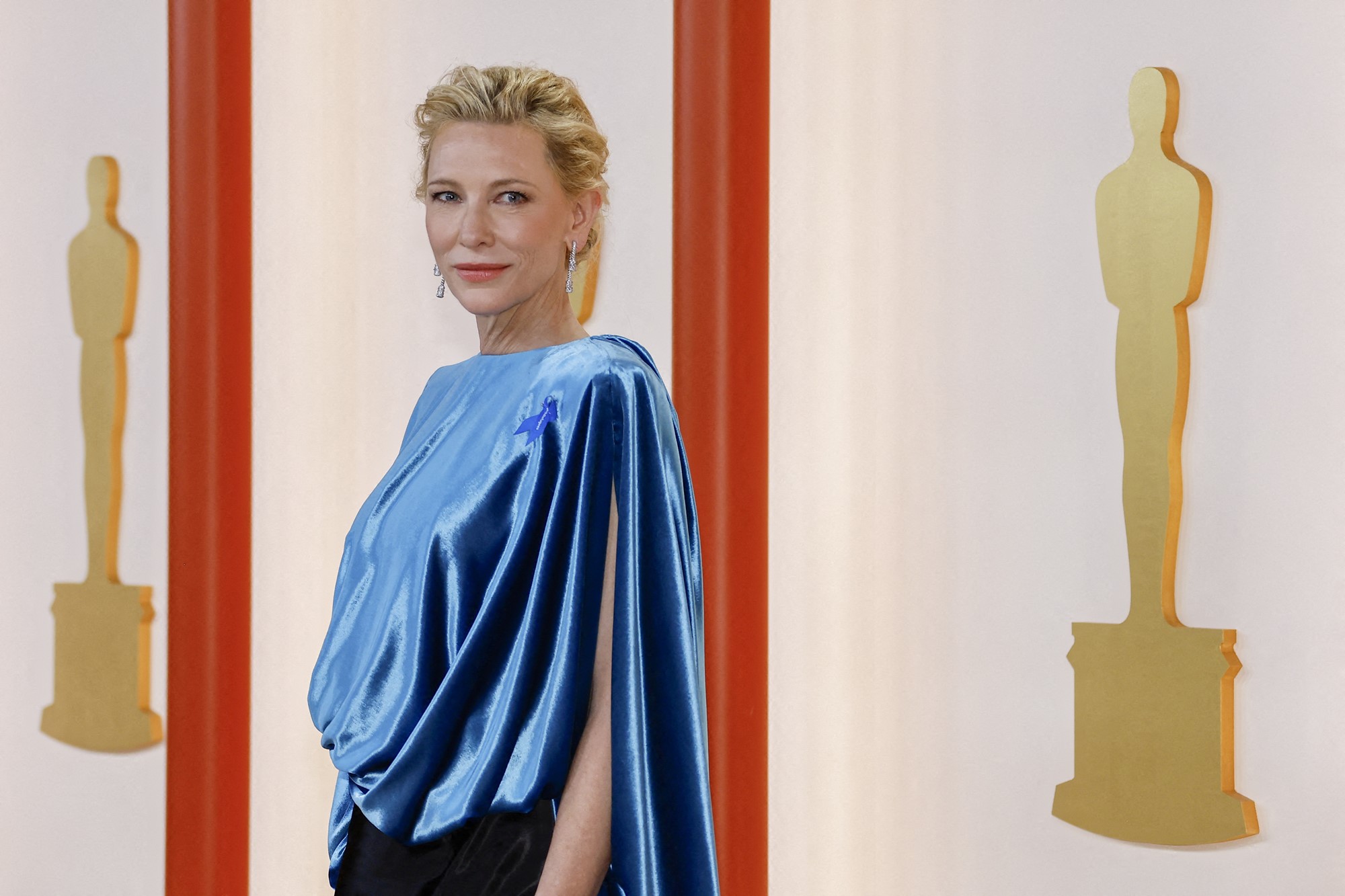 Cate Blanchett wears blue ribbon in solidarity with refugees at the 2023  Oscars