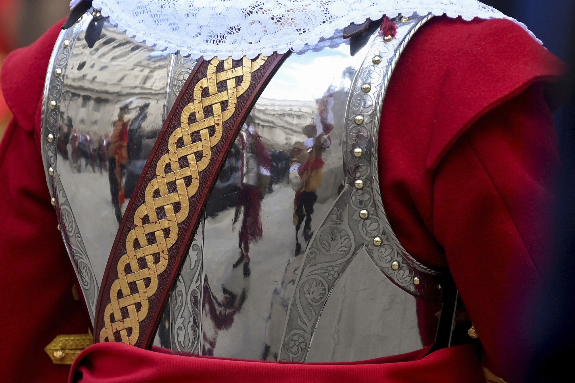 Pikemen and musketeers are reflected in the uniform armour plate of a member of the Honourable Artillery Regiment