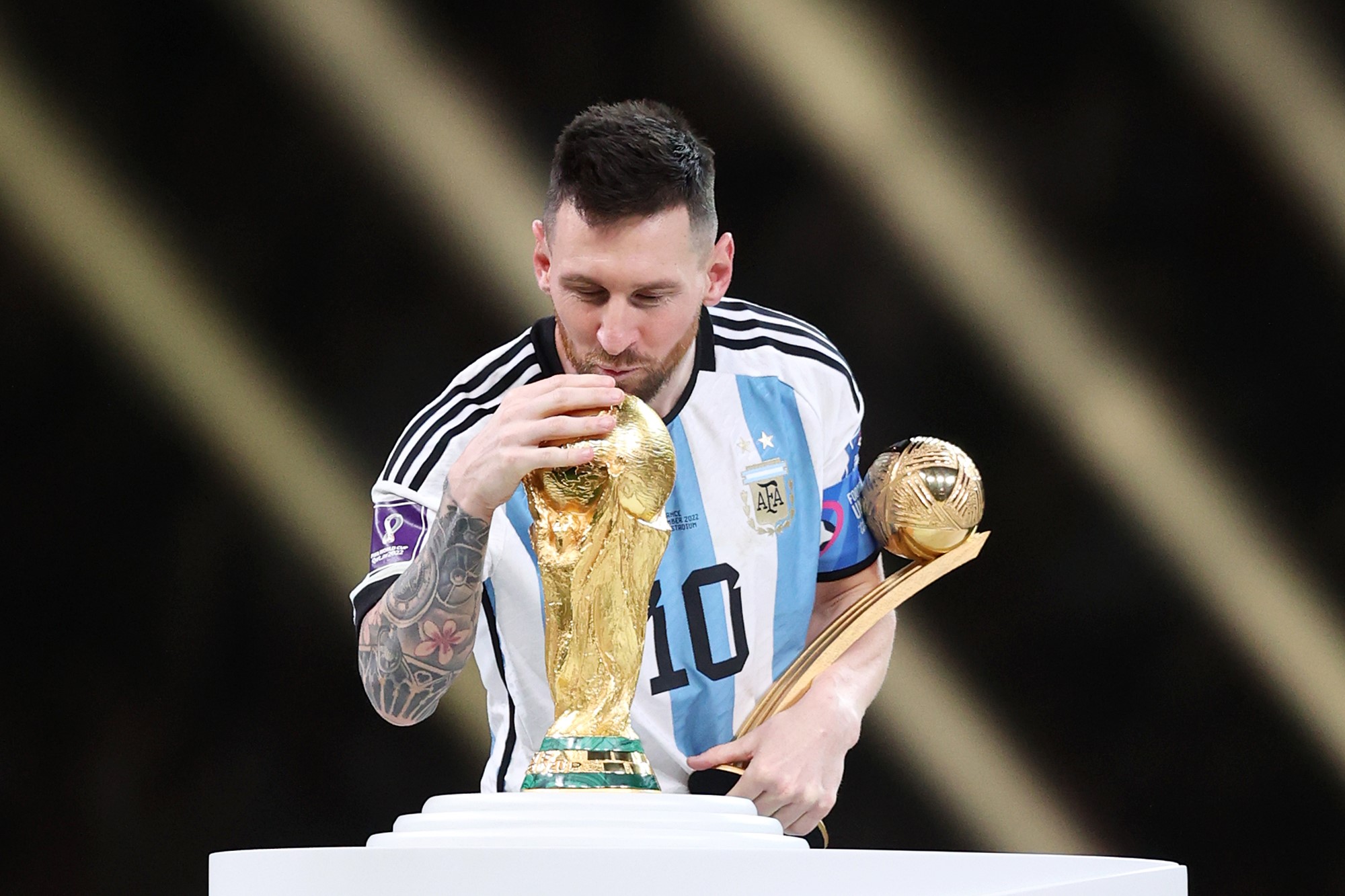 Messi kisses the trophy