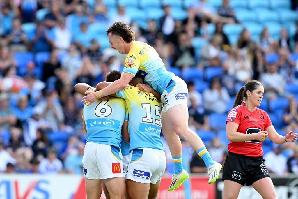 Cronulla Sutherland Sharks beat Canberra Raiders to secure home