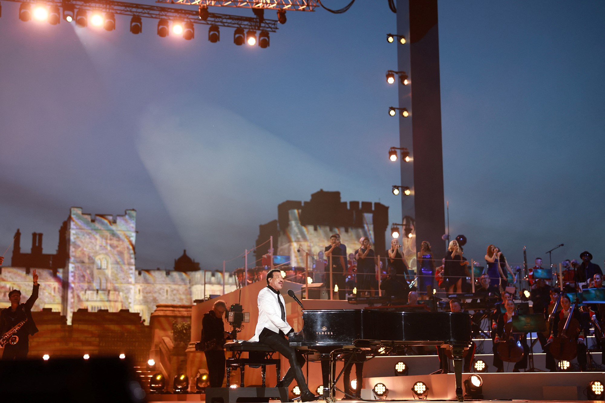 Lionel Richie performs at a piano.