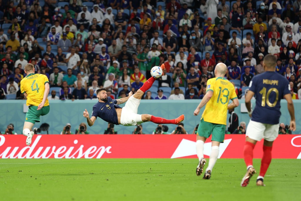 O francês Olivier Giroud acertou um chute de bicicleta durante a partida da Copa do Mundo do Catar contra os australianos Socceroos.