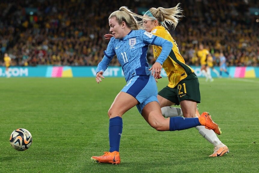 Lauren Hemp runs with the ball past Australia's Ellie Carpenter.