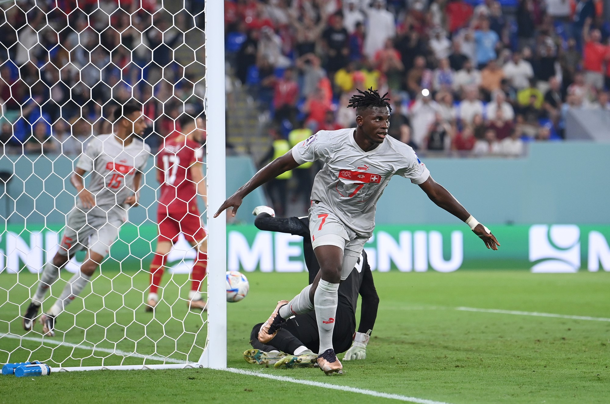 Switzerland goal vs. Serbia video: Breel Embolo levels score for