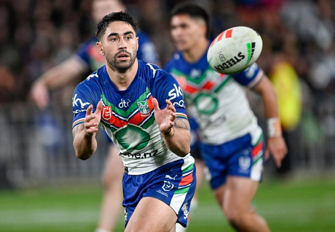 Shaun Johnson catches a ball while playing for the Warriors.