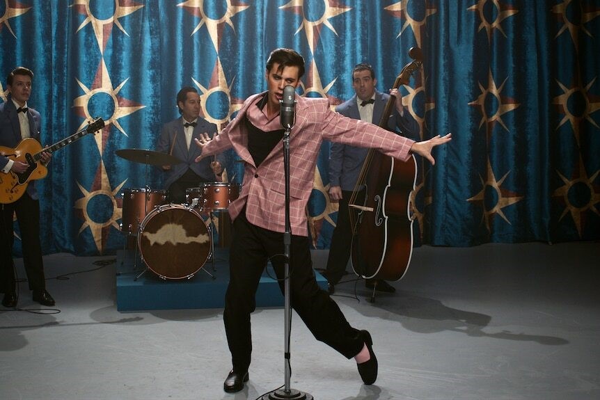 Austin Butler dances as Elvis.
